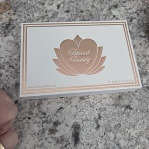 Beautiful Eye Shadows Neatly Stack Magnetic Together Comes With 2 Sided Brush +